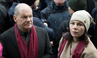 Wieder ein Erfolg für die AfD: In Thüringen liegt sie bei einer weiteren Landratswahl weit vorn. In Berlin wächst die Unruhe, für Kanzler Olaf Scholz (l, SPD) gibt es Kritik aus den eigenen Reihen. Mit Außenministerin Annalena Baerbock (r, Grüne) nahm er an der Demonstration «Potsdam wehrt sich» teil - als Reaktion auf das Bekanntwerden eines Treffens rechter Aktivisten in der Stadt. - Sebastian Christoph Gollnow/dpa