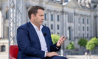 Mahnt beim Haushalt zur Eile: SPD-Chef Lars Klingbeil. - Christophe Gateau/dpa