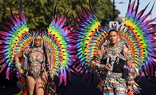 Beim Notting Hill Carnival gibt es bunte Kostüme, viel nackte Haut und karibische Rhythmen. - Alberto Pezzali/AP/dpa