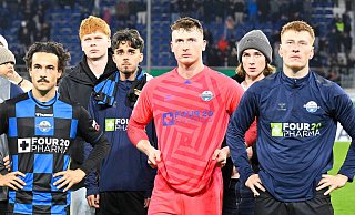 Die SCP-Spieler um Torwart Markus Schubert (rotes Trikot) werden nach dem Abpfiff von den Fans gefeiert, doch die Enttäuschung über das Pokal-Aus ist offensichtlich. - IMAGO/Ulrich Hufnagel