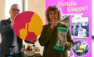 Pssst: Kulturvermittlerin Christiane Wabinksi und Museumsleiter Ingo Grabowsky laden dazu ein, am Tag des Schweigens auf Worte zu verzichten. - LWL/Alexandra Buterus