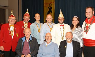 Der Vorsitzende Peter Josephs (hinten v. l.) und Stellvertreter Lars Rodewald, die neuen Elferräte Christrain Hartmann und Alexander Stamm, Prinz Michele I. Abbenante sowie das Kranzkönigspaar Sarah und Benedikt Knapp danken (vorne v.l.) Bernhard (Fuchs) Liekmeier, Rudolf Zehe und Klaus-Peter Henning fürt 44 Jahre Treue. - Regina Brucksch