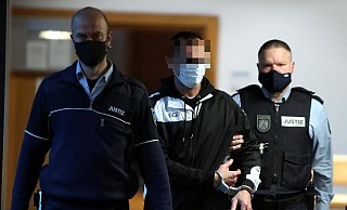 In Handschellen widr der Angeklagte Valentin S. am Donnerstag in den Gerichtssaal des Landgerichts Bielefeld geführt. - Wolfgang Rudolf