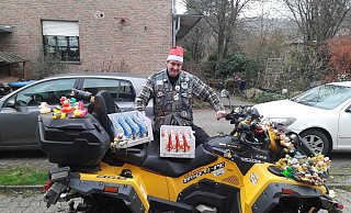 Christian Teschner freut sich auf den Nikolaustag, an dem er Weihnachtsmänner verteilen kann. - Anke Schneider