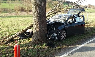 Wie die Feuerwehr Altenbeken berichtet, war das Auto von der Fahrbahn abgekommen. - Feuerwehr Altenbeken