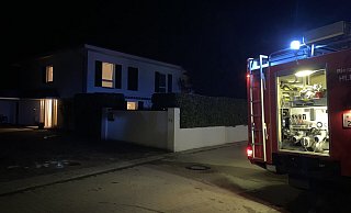 Die Einsatzkräfte hatten das Feuer im Rietberger Ortsteil Neuenkirchen rasch unter Kontrolle. - Thorsten Heß