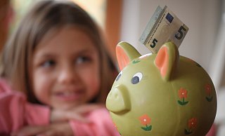 Einen Schein in das Schwein - Geldsparen ist heutzutage auf vielen Wegen möglich. - picture alliance/dpa