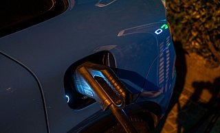 Rüssel rein... oder eben den Stecker: Von der Haptik her ähneln sich das Tanken und das Laden. - Manuel Hollenbach/Porsche/dpa-tmn