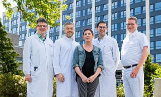 Viola Kronsbein (Mitte) und ihr Behandlungsteam: (v.l.) Prof. Dr. med. Thorsten Pohle, Dr. med. Ernst W. Kolbe, Prof. Dr. med. Andreas Krieg und Robert Brauer - KKHB