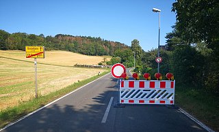 Gesperrt: Die Absperrung an der L 890 am Ortsausgang von Ottbergen. - Hermann Ludwig