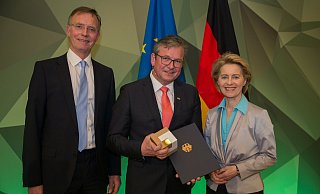 Paderborns Bürgermeister Michael Dreier nahm am 8. April in Berlin aus den Händen von Ministerin Ursula von der Leyen den Preis "Bundeswehr und Gesellschaft 2019" entgegen. Links im Foto der Präsident des Deutschen Städte- und Gemeindebundes, Gerd Landsberg. - Bundeswehr / Jonas Weber