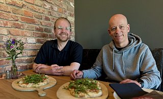 Viel Neues bei "Brinkmann's Braterei" in Paderborn: Betriebsleiter Lukas Ufer (l.) und Geschäftsführer Thilo Brinkmann im Gespräch. - Danielle Dörsing