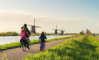 In die Pedale treten: Wenig Anhöhen und Steigungen machen es den Niederländern – und den Touristen – so einfach, auf dem Fahrrad durch das kleine Land unterwegs zu sein.  - istock