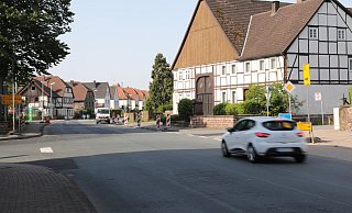 Freie Fahrt: Am Donnerstgamorgen wurde die Sperrung der B 64 in Godelheim Richtung Brakel aufgehoben. - Simone Flörke