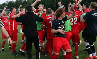 Freude pur: Durch das 4:1 gegen den VfL Kamen hat die SG FA Herringhausen-Eickum die zweite Runde der Aufstiegs-Relegation zur Landesliga erreicht. - Stefan Hageböke