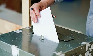 Ein Wählerin wirft in einem Wahllokal ihren Stimmzettel in die Wahlurne. - Uwe Anspach/dpa