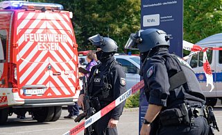 Die Polizei wird zu einem Großeinsatz gerufen. - Henning Kaiser/dpa