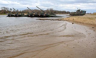 Ein Schützenpanzer vom Typ "Marder" fährt bei einer Bundeswehrübung am Elbestrand auf eine Schwimmschnellbrücke. - Foto: Klaus-Dietmar Gabbert/dpa