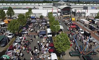 Flohmarkt auf dem Parkplatz des Werre-Parks in Bad Oeynhausen. - Marktfuchs