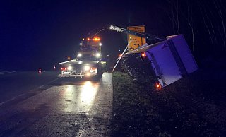 Der Lkw musste von einem Autokran wieder aufgerichtet werden. - Polizei Höxter