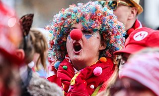 Karnevalisten feiern auf dem Heumarkt den Beginn der Karnevalssaison. - Oliver Berg/dpa