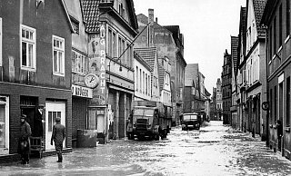 Bei dem Hochwasser 1946 in Herford wurde die Lübberstraße überschwemmt. - Kommunalarchiv