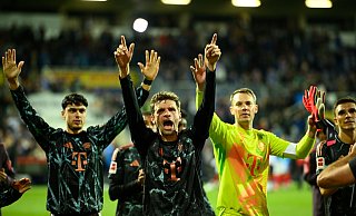 Torhüter Manuel Neuer feiert mit seinen Kollegen den 6:1-Sieg in Kiel. - Gregor Fischer/dpa