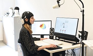 Revolutionäre "Badekappe": Im Evangelischen Klinikum Bethel forschen Ärzte an einer medikamentenfreien Behandlung von ADHS. - Evangelisches Klinikum Bethel