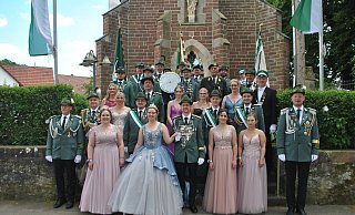 Zwischen den Ehrengästen und Offizieren glänzt das Königspaar Christian Scheike nebst Svenja Sanders (vorn, Mitte) mit den Hofstaat-Mitgliedern. - Lennart Schlütz