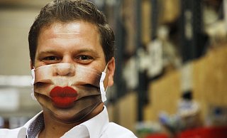 Sebastian Schmelter mit einem Verkaufshit: dem Mund-Nase-Schutz mit dem Motiv „Kussmund“. - Roland Thöring