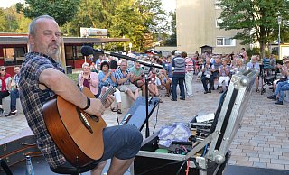 Gut besucht sind die Konzerte auf der Bärenplatzbühne - wie hier, im September 2019, beim Auftritt von Chris Blevin. Der sorgte mit über 250 Besuchern auf dem Bärenplatz für einen neuen Rekord. Doch die strikten Corona-Regeln lassen sich hier kaum einhalten. - Sibylle Kemna