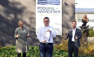 Ausgezeichnet: Jan-Niklas Knicker (Mitte) hat seine Ausbildung als Bauzeichner als Bundesbester abgeschlossen. Mit ihm freuen sich seine Ausbilder Isabel und Robert Wiehofsky. - Sandra C. Siegemund