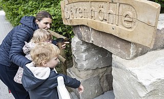 Besucherin Natalie Brinkmann zeigt ihren Kindern Nola (4) und Paul (3, vorn) den Tunneleingang, der noch durch einen Bauzaun gesichert ist. - Jörg Dieckmann