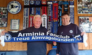 Ralf Blöbaum (l.) und Jürgen Hunting sind Mitglieder des Bünder DSC-Fanclubs "Treue Almvagabunden". Sie fiebern bereits dem DFB-Pokalfinale in Berlin am 24. Mai entgegen. - Sven Hauhart