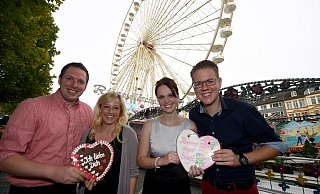 Freuen sich auf ein Menü im Riesenrad: (v. l.) Johannes Mollemeier, Sinje Knorrenschild, Nora Timmerberg, Dennis Happe. - Marc Köppelmann