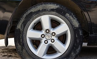 Ein 64-jähriger Radfahrer hat Ende vergangenen Jahres vor dem Restaurant "Elliniko" an drei aufeinanderfolgenden Tagen bei sieben Autos - wie auf unserem Symbolfoto - die Reifen zerstochen. - Christos Giakkas, Pixabay