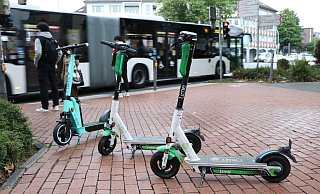 Bei der Kollision eines E-Scooters mit einer Radfahrerin gibt es Verletzte. - (Themenbild) Holger Kosbab