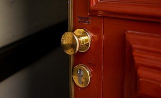 Durch die geöffnete Wohnungstür gelangten die Täterinnen ins Innere. - Pixabay