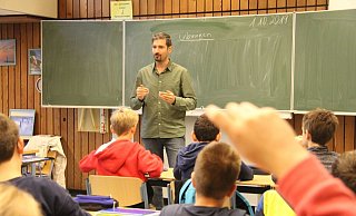 In seinem Element: Mustafa Braun unterricht in der Realschule Lemgo Fünftklässler in Mathematik. - Carolin Nieder-Entgelmeier