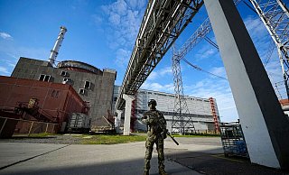 Ein russischer Soldat bewacht einen Bereich des Kernkraftwerks Saporischschja (Archivbild). - -/AP/dpa