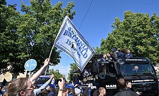 Jubel beim Empfang: Arminia Bielefeld tourt durch die Stadt. - David Inderlied/dpa