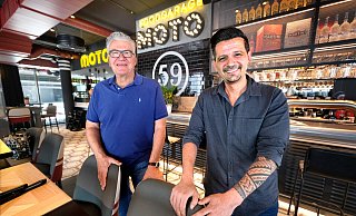 Inhaber Ralph Schubert (l.) und Betriebsleiter Ahmet Göceci freuen sich über die Eröffnung des "Moto 59 - Foodgarage" im Kaiserquartier. - Andreas Frücht