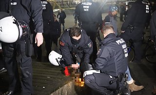 Eine Teilnehmerin wird von Polizisten fixiert. - Charlotte Mahncke