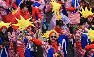 In Köln haben sich Lehrkräfte sowie Schülerinnen und Schüler als Sonnen verkleidet. - Oliver Berg/dpa