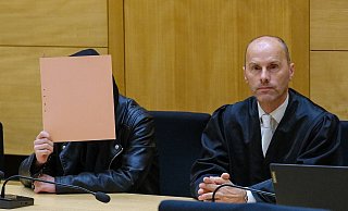 Strafverteidiger Peter Rostek vertritt den angeklagten Bielefelder im Babymord-Prozess vor Gericht. - Andreas Zobe