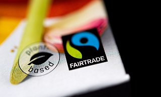Ist eine Lebensmittelverpackung mit einem Fairtrade-Siegel gekennzeichnet, müssen alle Zutaten zu 100 Prozent aus Fairtrade zertifizierten Rohstoffen bestehen. - Sina Schuldt/dpa/dpa-tmn