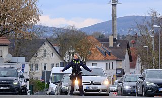 Polizistinnen regelten nach dem letzten Ampelausfall auf der vielbefahrenen Kreuzung den Verkehr. Donnerstag lässt Straßen NRW wieder einen Teil der Ampeltechnik erneuern. - Ulf Hanke