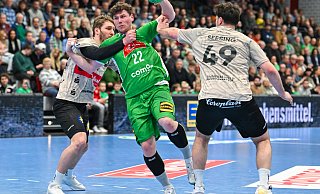 Mindens Philipp Vorlicek im Duell mit zwei Gegner. - Angela Metge