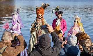 Verkleidete Karnevalfans haben viele neugierige Zuschauer an der Binnenalster in Hamburg. - Georg Wendt/dpa