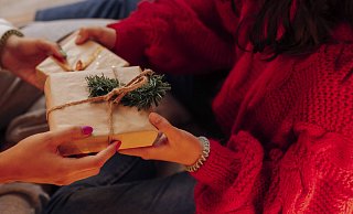 Bücher sind nicht nur in OWL ein beliebtes Weihnachtsgeschenk. - imago/Westend61